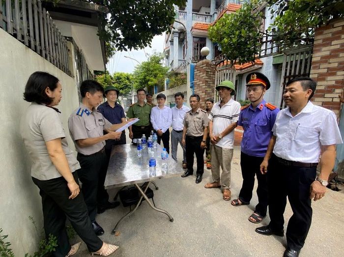 Kiểm sát viên kiểm sát việc công bố Quyết định cưỡng chế thi hành án.