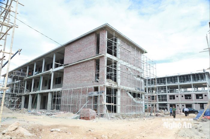Các khối nhà thuộc dự án xây dựng Trường Phổ thông nội trú liên cấp Tiểu học và Trung học cơ sở xã Anh Sơn đang được tập trung thi công. Ảnh: Thành Duy