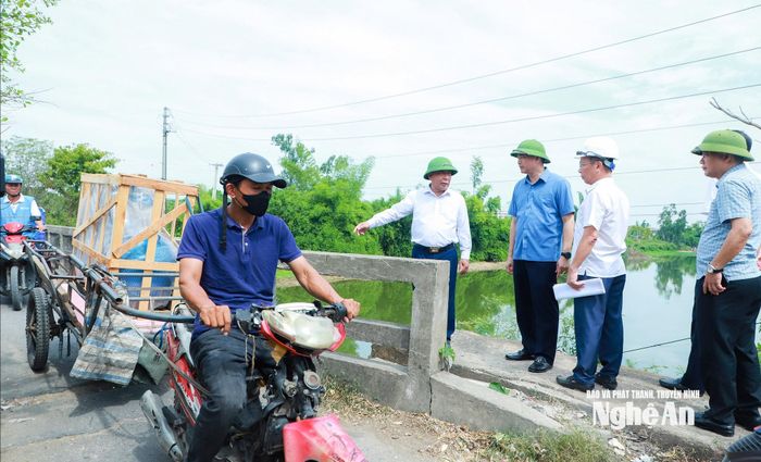 Phó Chủ tịch UBND tỉnh Nguyễn Văn Đệ kiểm tra tại gói thầu kéo dài đường Cao Xuân Huy qua sông Vinh. Ảnh: Thành Duy