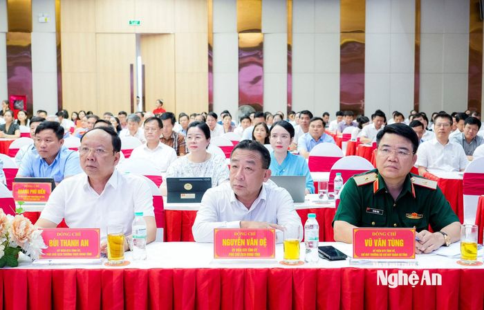 Các đại biểu dự tại điểm cầu tỉnh Nghệ An. Ảnh: Phạm Bằng