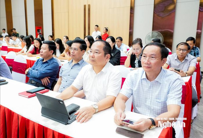 Các đại biểu dự tại điểm cầu tỉnh Nghệ An. Ảnh: Phạm Bằng