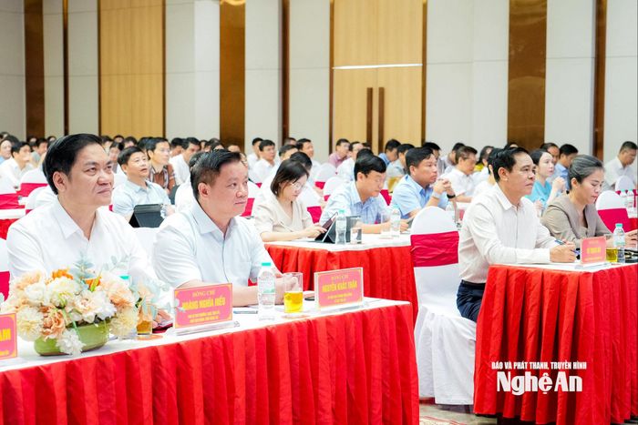 Các đồng chí Thường trực Tỉnh ủy dự tại điểm cầu tỉnh Nghệ An. Ảnh: Pham Bằng