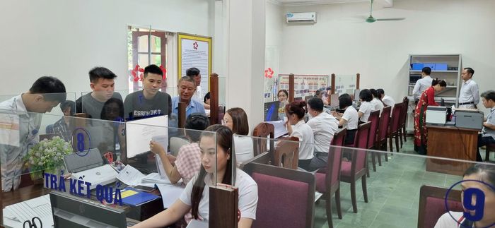 Cán bộ Trung tâm Phục vụ hành chính công phường Vinh Lộc giải quyết thủ tục hành chính cho người dân. Ảnh: T.L