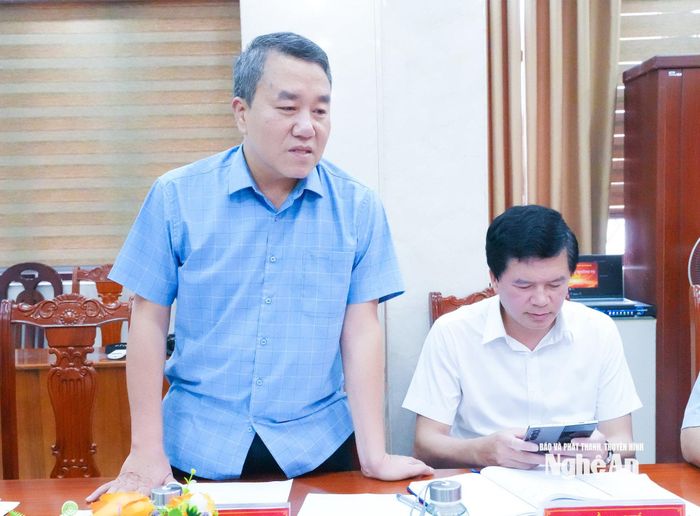 Đồng chí Lê Văn Giáp - Ủy viên Ban Chấp hành Đảng bộ tỉnh, Chánh Văn phòng Tỉnh ủy, Ủy viên Ban Thường vụ Đảng ủy Các cơ quan tỉnh tham gia ý kiến tại hội nghị. Ảnh: Mai Hoa
