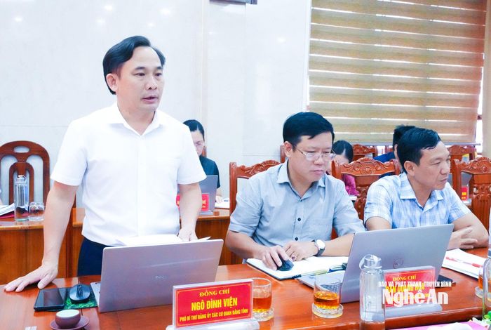 Đồng chí Ngô Đình Viện - Phó Bí thư Đảng ủy Các cơ quan Đảng tỉnh báo cáo kết quả giám sát của cấp ủy tại tổ chức Đảng trực thuộc. Ảnh: Mai Hoa