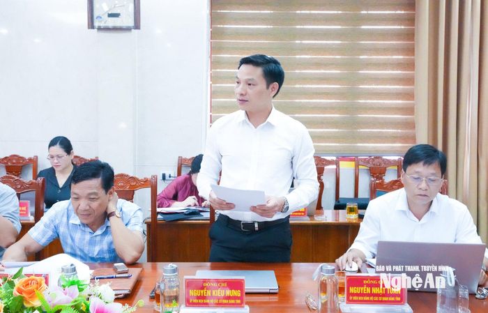 Đồng chí Nguyễn Kiều Hưng - Ủy viên Ban Chấp hành Đảng bộ, Phó Chánh Văn phòng Thường trực Đảng ủy Các cơ quan Đảng tỉnh báo cáo dự thảo các kế hoạch, chương trình hành động thực hiện Nghị quyết của Trung ương và tỉnh. Ảnh: Mai Hoa