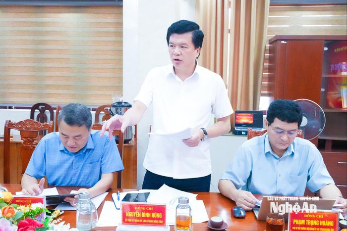 Đồng chí Nguyễn Đình Hùng - Ủy viên Ban Thường vụ Tỉnh ủy, Phó Chủ tịch Thường trực Ủy ban MTTQ Việt Nam tỉnh, Ủy viên Ban Thường vụ Đảng ủy Các cơ quan Đảng tỉnh tham gia ý kiến tại hội nghị. Ảnh: Mai Hoa