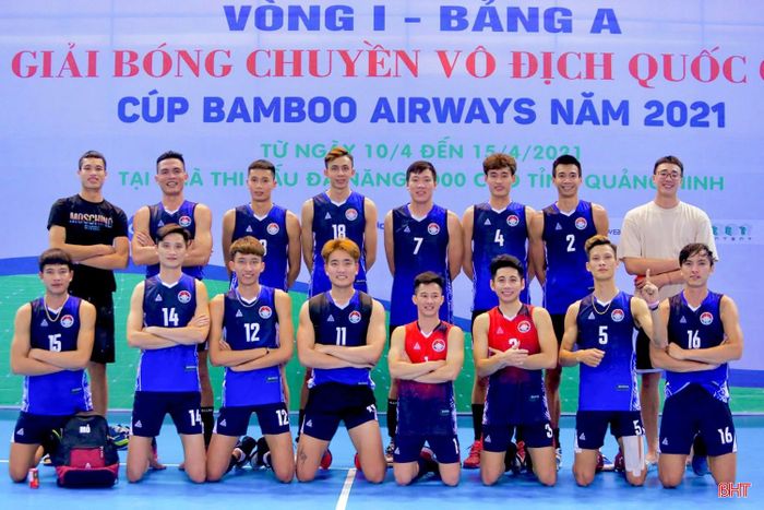 Cao Đức Hoàng cùng đội bóng chuyền nam Hà Tĩnh.