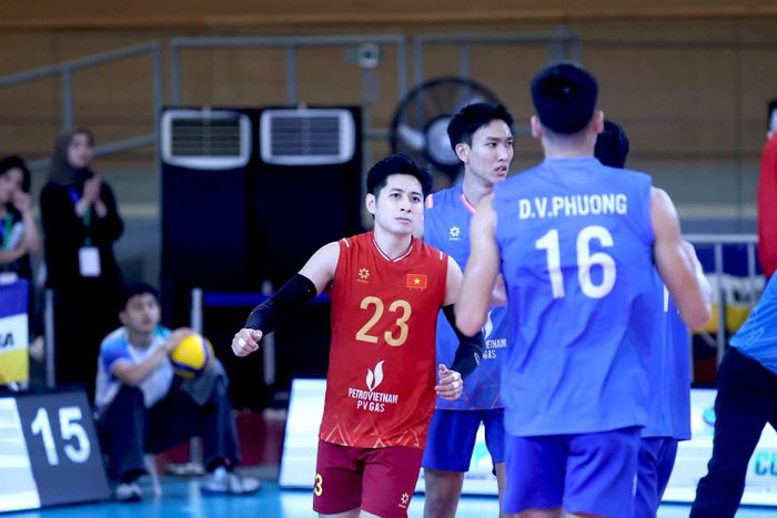 Đức Hoàng luôn thi đấu tự tin, khiến người hâm mộ phấn khích bằng những pha cứu bóng đầy lăn xả.
