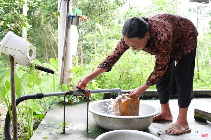 Hiện tại, bà Hiếu vẫn phải quay trở lại giải pháp tạm thời là đi xin nước từ người thân.