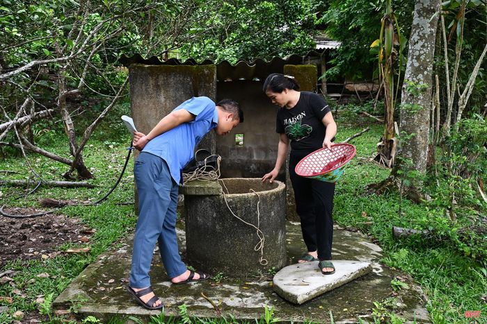 Gần 2 tháng nay, giếng nước của gia đình chị Phan Ngọc Ánh (thôn Hương Thu) cạn nước, không đáp ứng được nhu cầu sinh hoạt hằng ngày.