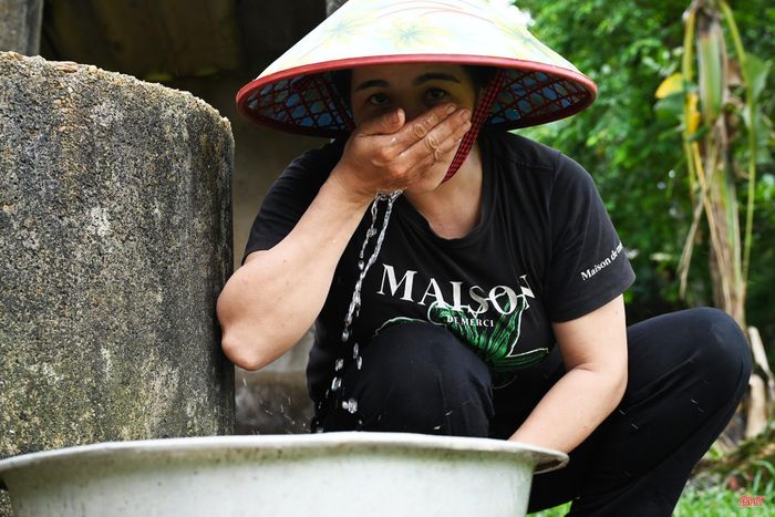 Thậm chí, nước giếng có mùi lạ, hôi, không thể sử dụng trong sinh hoạt mà chỉ đủ phục vụ sản xuất trong vài ngày.