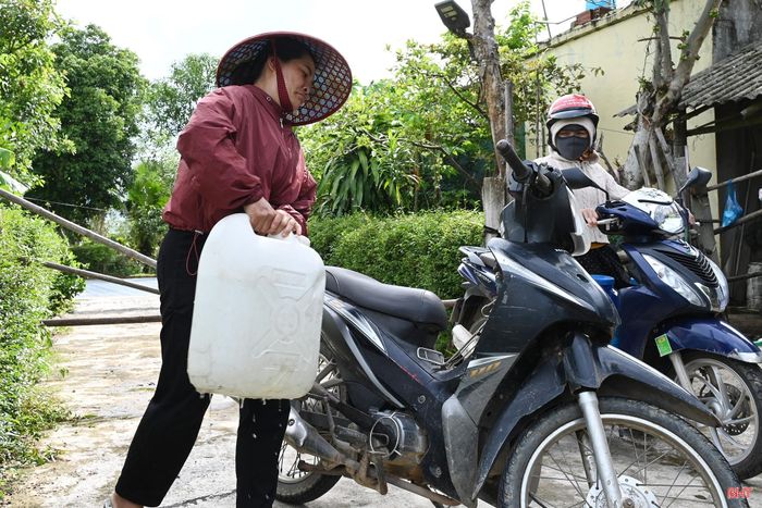  Chị Ánh chia sẻ: "Để đảm bảo nước cho sinh hoạt gia đình, chăn nuôi và các nhu cầu thiết yếu, chúng tôi phải đi khoảng 10 chuyến mỗi ngày, mỗi chuyến chở 2 can nước". 