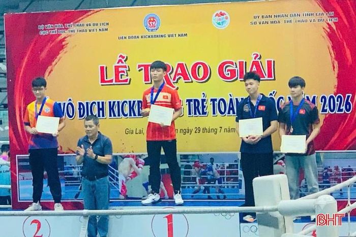 Vận động viên Lê Hữu Hoàng (áo đỏ) giành HCV ở hạng cân 69 kg, lứa tuổi 15 - 16.