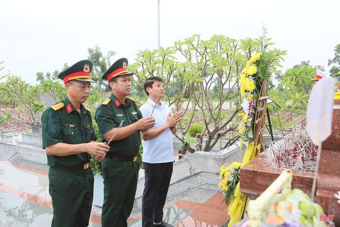 Đại biểu thành kính dâng hương, tưởng niệm các anh hùng liệt sĩ.