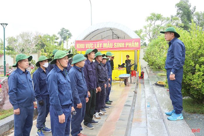  Tổ khai quật lấy mẫu liệt sĩ toàn khâu quán triệt các nội dung trước khi thực hiện nhiệm vụ. 