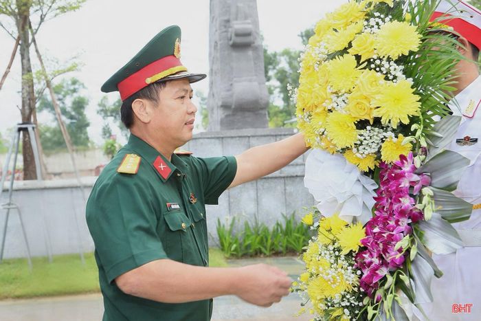 Đại tá Hoàng Xuân Đông - Ủy viên Ban Thường vụ Tỉnh ủy, Chỉ huy trưởng Bộ Chỉ huy Quân sự tỉnh dâng hoa tại tượng đài liệt sĩ.