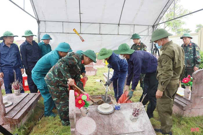 Việc khai quật, thu nhận mẫu ADN được thực hiện theo đúng quy trình chuyên môn, bảo đảm chặt chẽ, khoa học, đồng thời thể hiện sự tri ân, tôn kính đối với các anh hùng liệt sĩ.