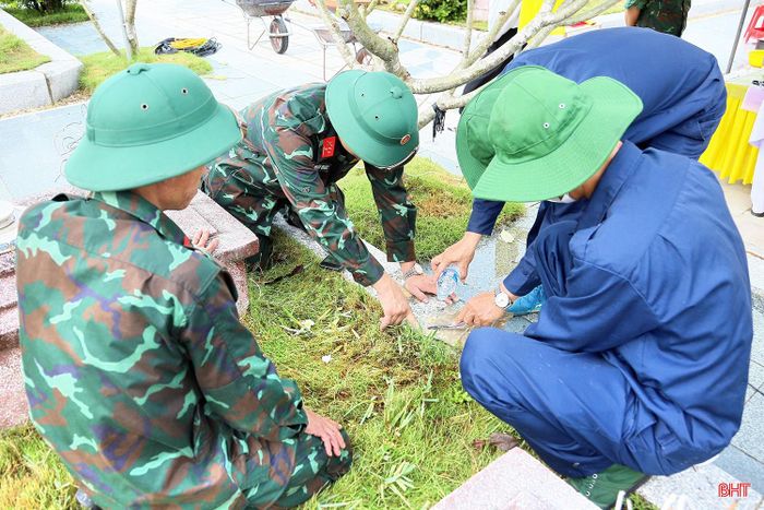 Các thành viên Ban Chỉ đạo 515 tỉnh thận trọng xử lý từng di vật được phát hiện trong quá trình khai quật.