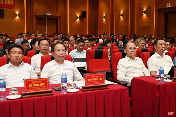 Đồng chí Nguyễn Duy Lâm - Ủy viên Trung ương Đảng, Bí thư Tỉnh ủy, Trưởng đoàn ĐBQH tỉnh cùng các đồng chí lãnh đạo tỉnh, nguyên lãnh đạo tỉnh dự hội nghị tại điểm cầu Hà Tĩnh.