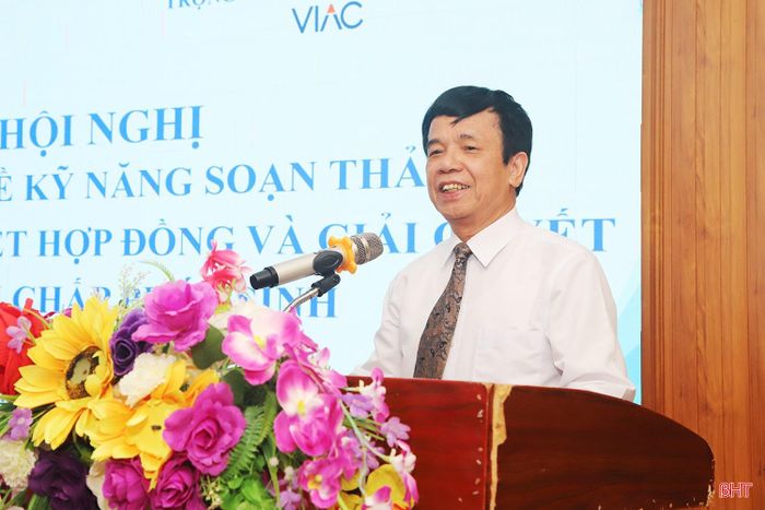 GS.TS Lê Hồng Hạnh - Chủ tịch Trung tâm Trọng tài Quốc tế Việt Nam trao đổi một số nội dung tại hội nghị tập huấn.