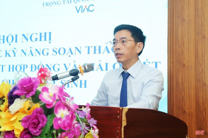 Giám đốc Sở Tư pháp Nguyễn Quốc Tuấn nhấn mạnh một số nội dung tại hội nghị tập huấn.