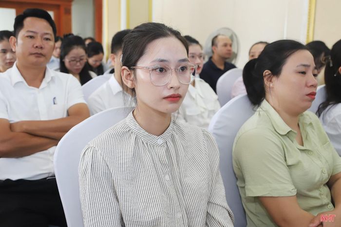 Đại biểu theo dõi hội nghị.