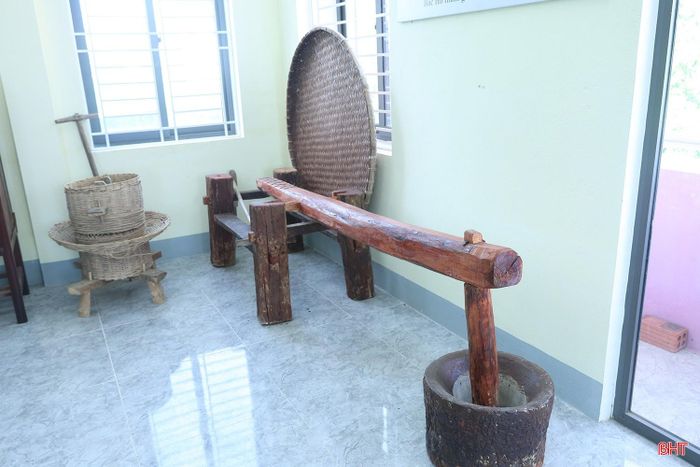 Nhiều vật dụng sinh hoạt và nông cụ sản xuất của cha ông thời xưa đang được lưu giữ tại nhà văn hóa cộng đồng thôn Tân Vĩnh Cần, xã Cẩm Bình.