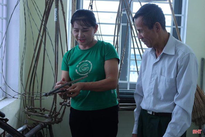 “Mỗi lần đến tham quan không gian trưng bày, tôi như được trở về với tuổi thơ, nhớ lại những ngày cùng ông bà, cha mẹ cày bừa, gặt lúa, xay thóc. Những hiện vật mộc mạc ấy không chỉ gợi ký ức mà còn lưu giữ nếp sống của một thời đã qua” - bà Bùi Thị Tứ (thôn Tân Vĩnh Cần, xã Cẩm Bình) chia sẻ.