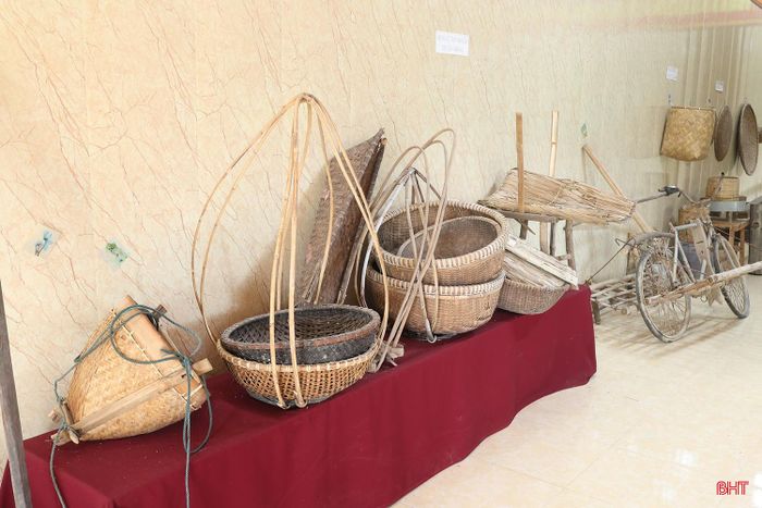 Nhiều nông cụ được trưng bày gắn bó với đời sống lao động sản xuất của cha ông.