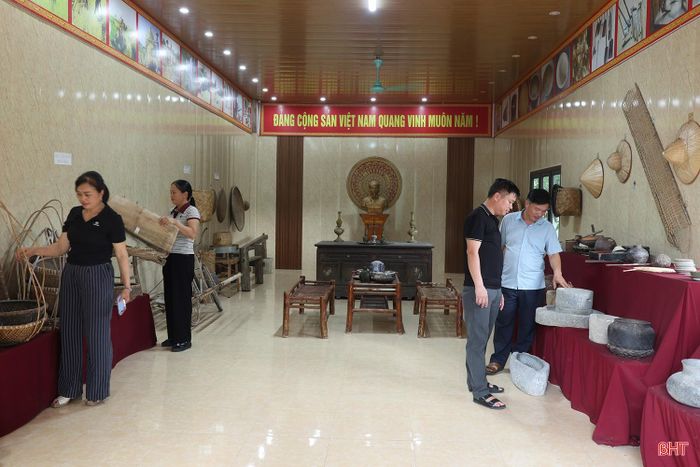 Xã Cẩm Bình có 12 thôn thì đã có 8 thôn xây dựng không gian trưng bày hiện vật truyền thống ngay tại nhà văn hóa gồm: Tân Vĩnh Cần, Cẩm Thành, Tây Thành, Hưng Mỹ, Bình Tân, Đông Yên, Bình Thắng, Thống Nhất. Từ những vật dụng quen thuộc trong mỗi gia đình như chum, vại, mâm gỗ, nồi đất đến các nông cụ như cày, bừa, cuốc, liềm, gàu tát nước, cối xay, cối giã..., tất cả đều được người dân dày công sưu tầm, chọn lọc và sắp đặt theo từng chủ đề, tái hiện chân thực bức tranh đời sống sinh hoạt và lao động của làng quê xưa.