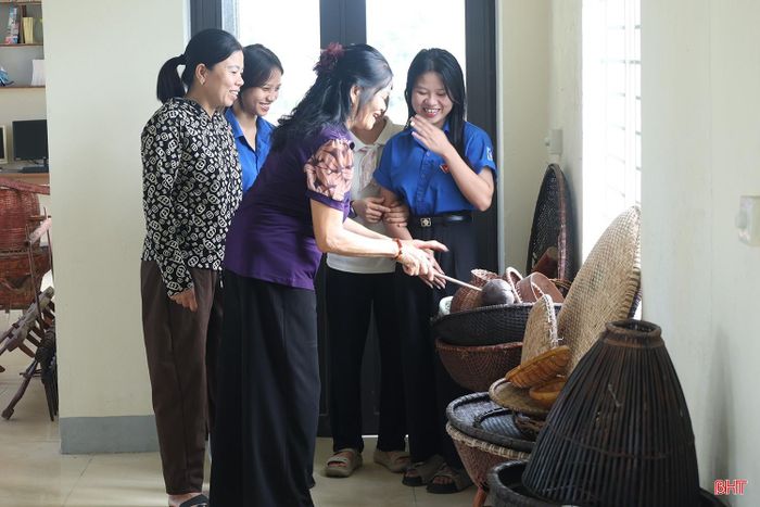 Tại nhà văn hóa thôn Cẩm Thành, hàng trăm hiện vật từ thế kỷ XIX đến thế kỷ XX như chum, vại, bát, đĩa, gàu tát nước, nông cụ sản xuất... được trưng bày đã trở thành điểm đến thu hút đông đảo người dân và du khách. Qua từng hiện vật, một phần đời sống lao động, những sáng tạo trong sản xuất và nét đẹp văn hóa của làng quê xưa được tái hiện sinh động.