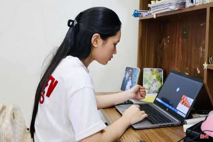 Em Trần Thị Quỳnh Trang (phường Vũng Áng) cho rằng việc bảo vệ trẻ trên môi trường mạng cần song hành với việc tạo điều kiện tiếp cận những giá trị tích cực từ công nghệ.