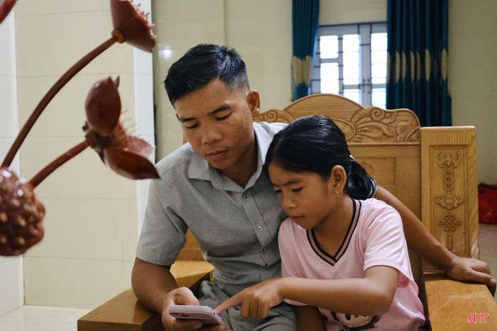 Anh Nguyễn Hữu Thái (xã Cẩm Xuyên) thường xuyên quan tâm, định hướng con trong quá trình sử dụng mạng xã hội.