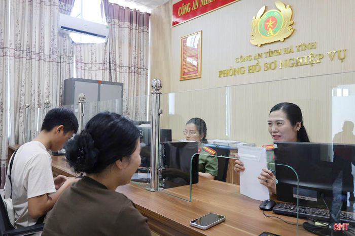 Cán bộ Phòng Hồ sơ Nghiệp vụ (Công an tỉnh Hà Tĩnh) tích cực tuyên truyền cho người dân về những điểm mới của luật.