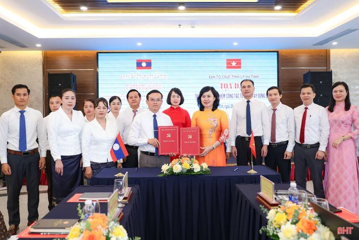 Ban Tổ chức Tỉnh ủy Hà Tĩnh và Ban Tổ chức tỉnh Bolikhămxay ký kết biên bản tọa đàm, thống nhất các nội dung phối hợp trong thời gian tới.