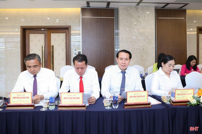Đại biểu tỉnh Bolikhămxay tham dự tọa đàm.
