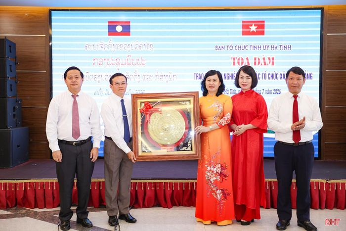 Ban Tổ chức Tỉnh ủy Hà Tĩnh và Ban Tổ chức tỉnh Bolikhămxay trao tặng quà lưu niệm.