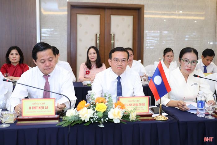 Đồng chí Phết Sả Mảy Xay Nhạ Thi Chắc - Ủy viên BTV, Trưởng ban Tổ chức tỉnh Bolikhămxay trao đổi tại chương trình.