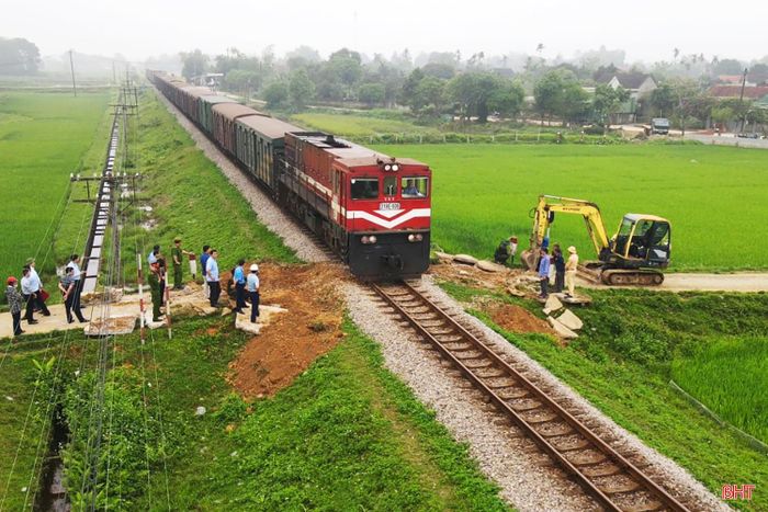 Các đơn vị chức năng Hà Tĩnh phối hợp với ngành đường sắt xóa lối đi tự mở ngang qua đường sắt ở xã Đức Đồng.