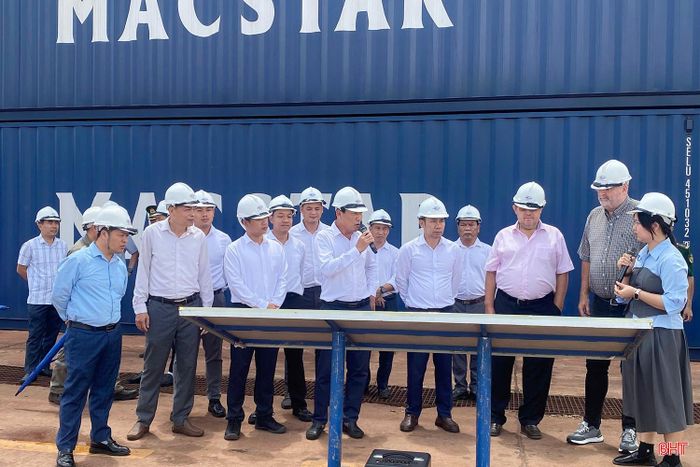 Đoàn tham quan tại Công ty CP Cảng Quốc tế Lào - Việt.