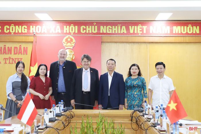 Đoàn công tác và lãnh đạo tỉnh cùng các sở, ngành chụp hình lưu niệm.