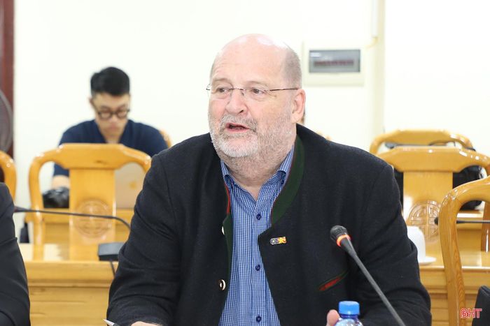 Ông Florian Beranek - Phó Chủ tịch Hiệp hội Doanh nghiệp Trung và Đông Âu tại Việt Nam phát biểu tại buổi làm việc.