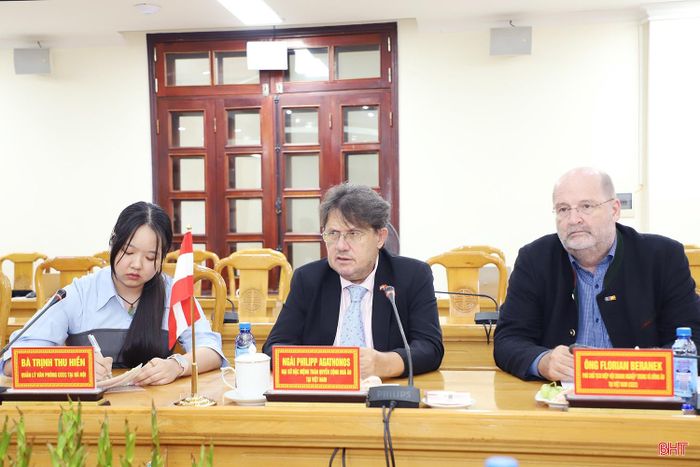 Ngài Philipp Agathonos - Đại sứ Đặc mệnh toàn quyền Cộng hòa Áo tại Việt Nam phát biểu tại buổi làm việc.