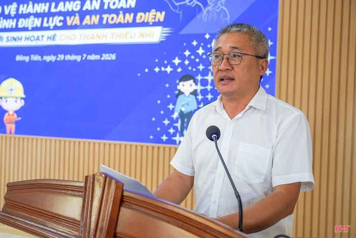 Phó Giám đốc Công ty Điện lực Hà Tĩnh Phạm Việt Thắng phát biểu tại chương trình.