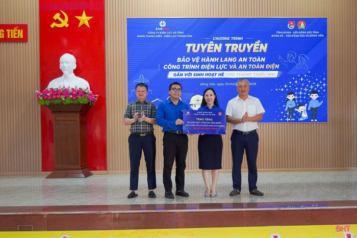 Công ty Điện lực Hà Tĩnh trao biểu trưng hỗ trợ 60 suất quà "Cùng em tiến bước" cho Tỉnh đoàn.