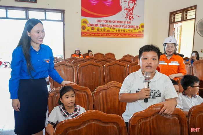 Các em thiếu nhi tiếp cận kiến thức một cách trực quan, sinh động và dễ nhớ thông qua các câu hỏi đáp.