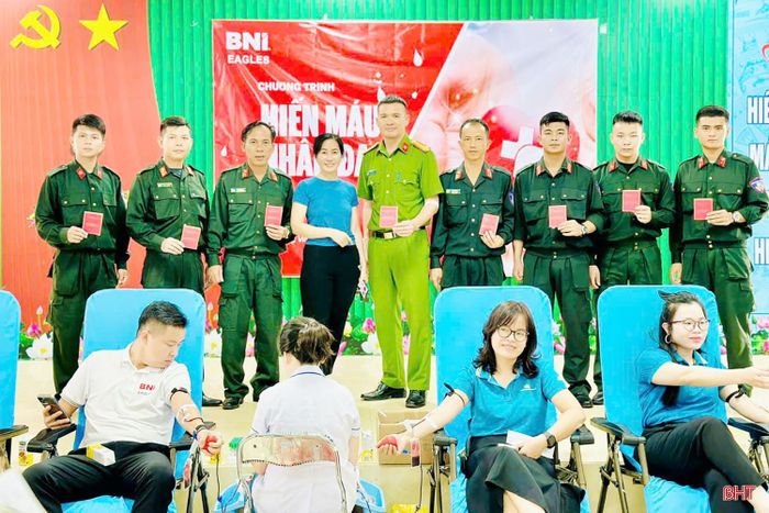 Hành động hiến máu cứu người của 8 cán bộ, chiến sĩ Phòng Cảnh sát cơ động đã lan tỏa tinh thần nhân ái, trách nhiệm vì cộng đồng của lực lượng Công an nhân dân.