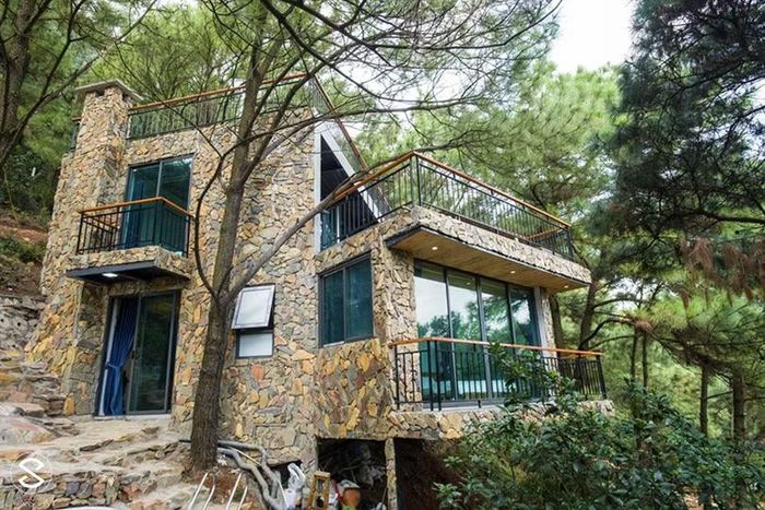 DeBay Villa sở hữu tầm nhìn hướng núi.