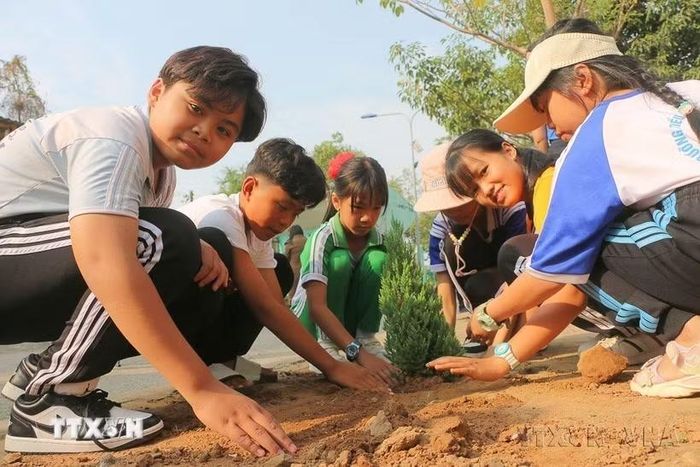 Trong khuôn khổ các hoạt động của Đại hội Cháu ngoan Bác Hồ tỉnh An Giang lần thứ XIV năm 2025, thiếu nhi An Giang trồng cây xanh, chung tay vẽ một Việt Nam xanh. (Ảnh: Công Mạo/TTXVN)